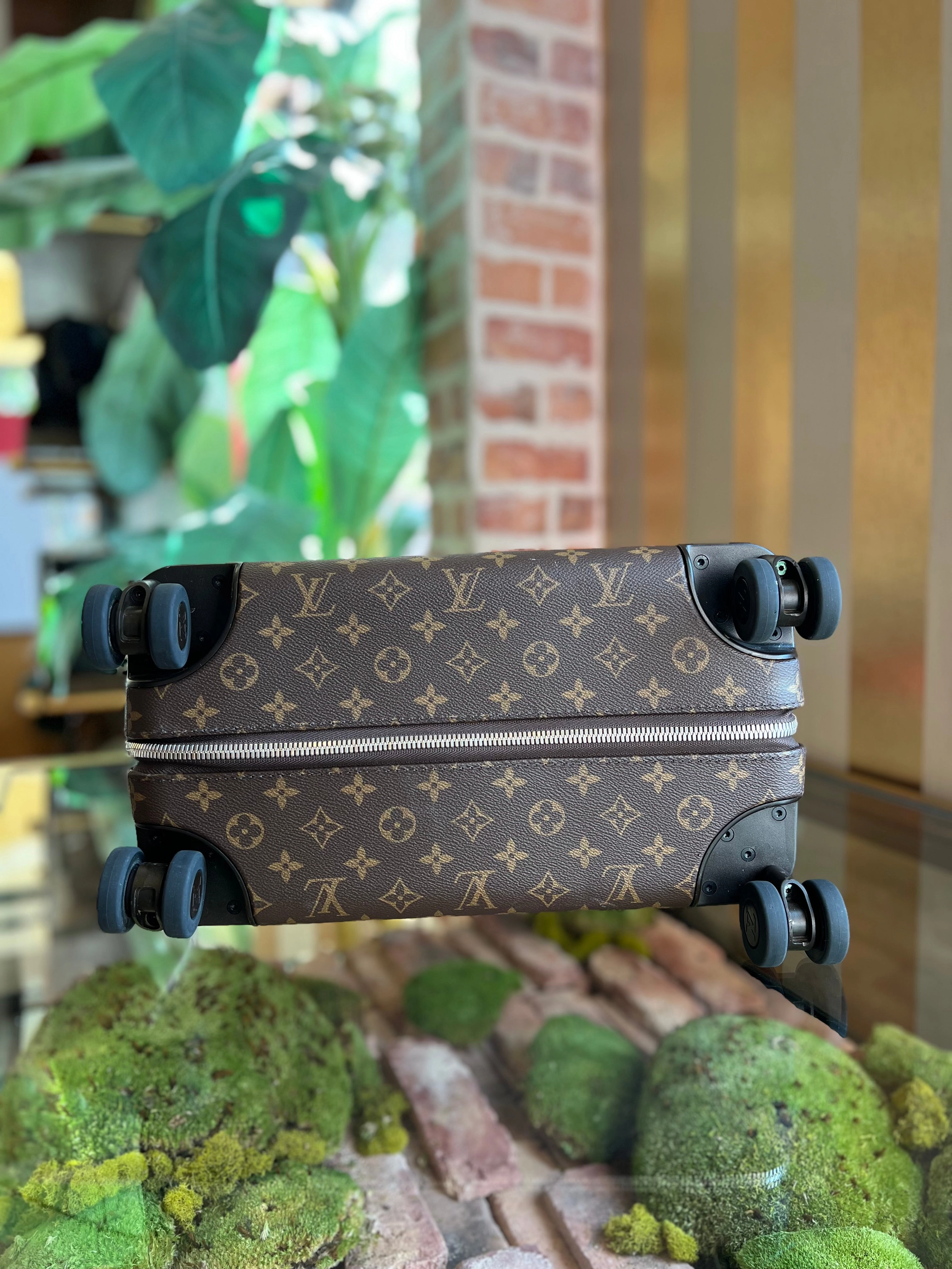 LOUIS VUITTON Horizon 55 Brown Red Monogram Canvas Rolling Luggage Coquelicot