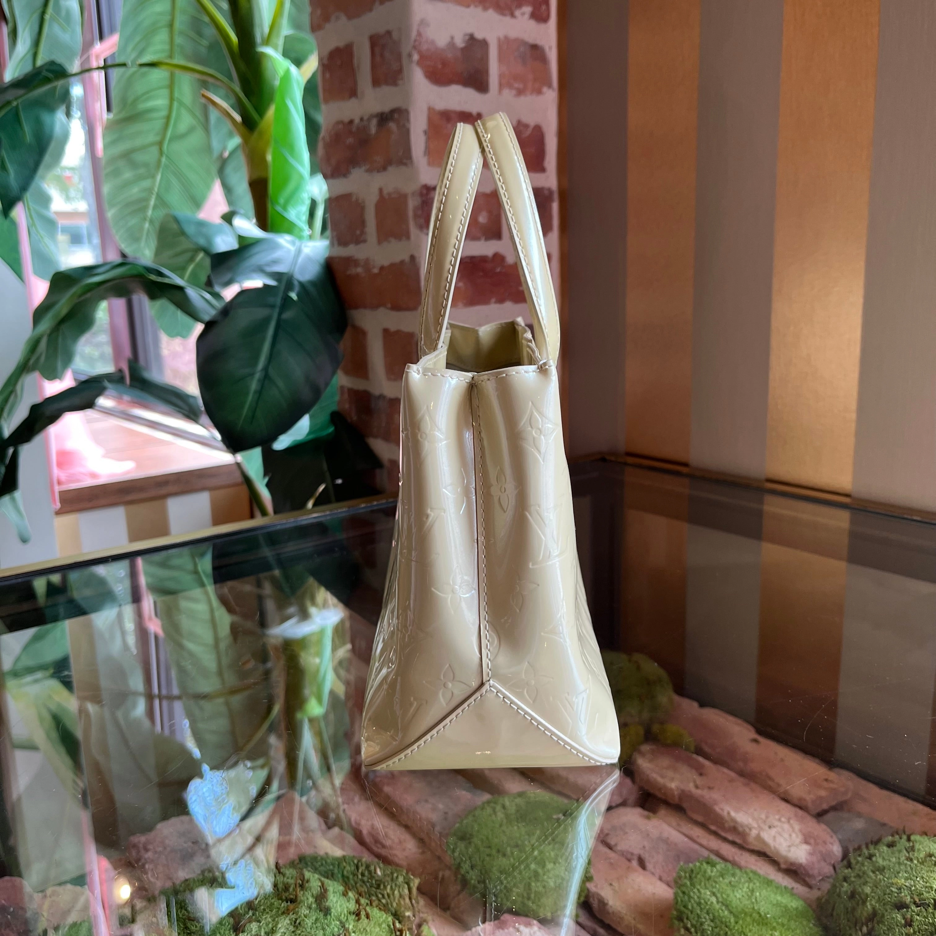 LOUIS VUITTON Wilshire Ivory Vernis PM Tote