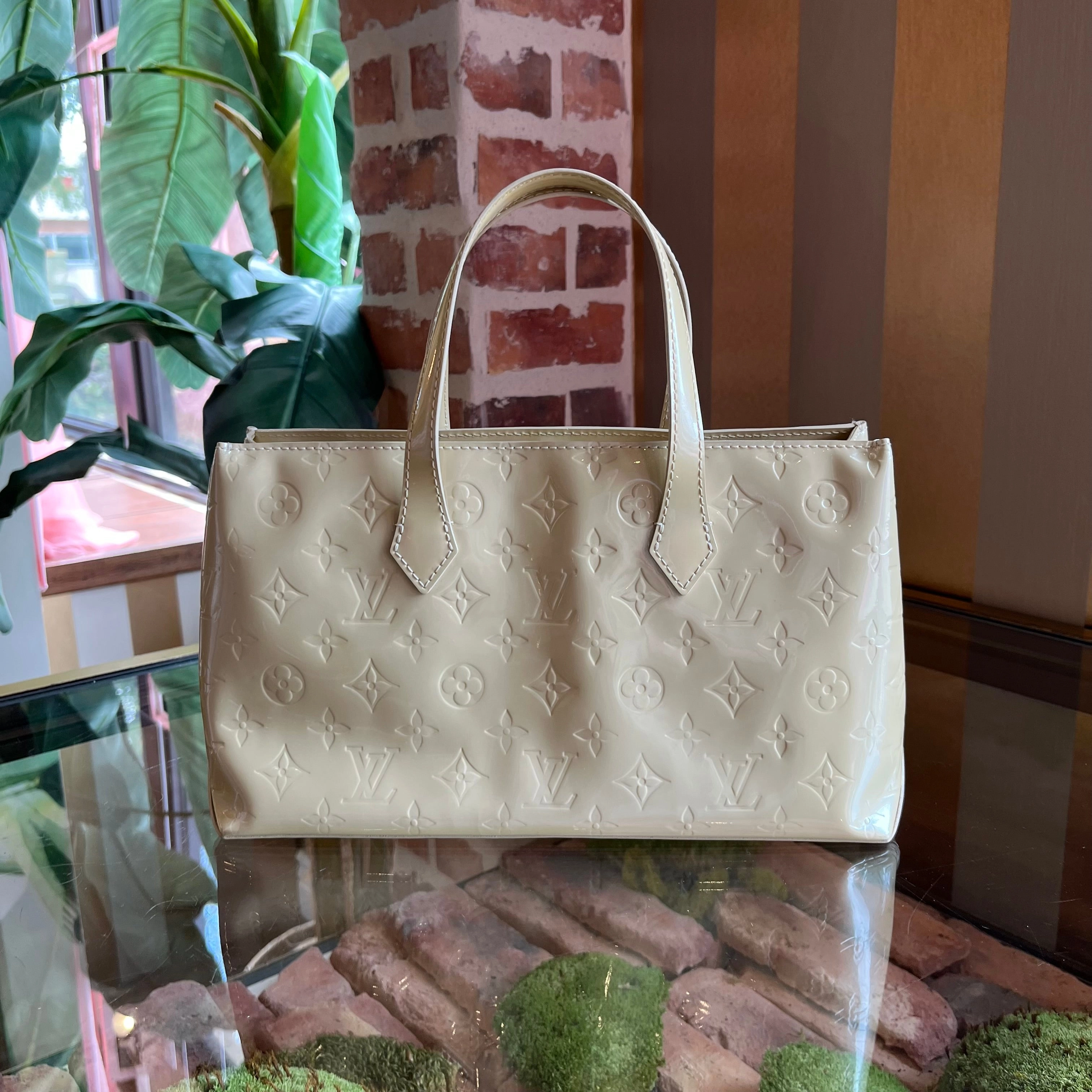 LOUIS VUITTON Wilshire Ivory Vernis PM Tote