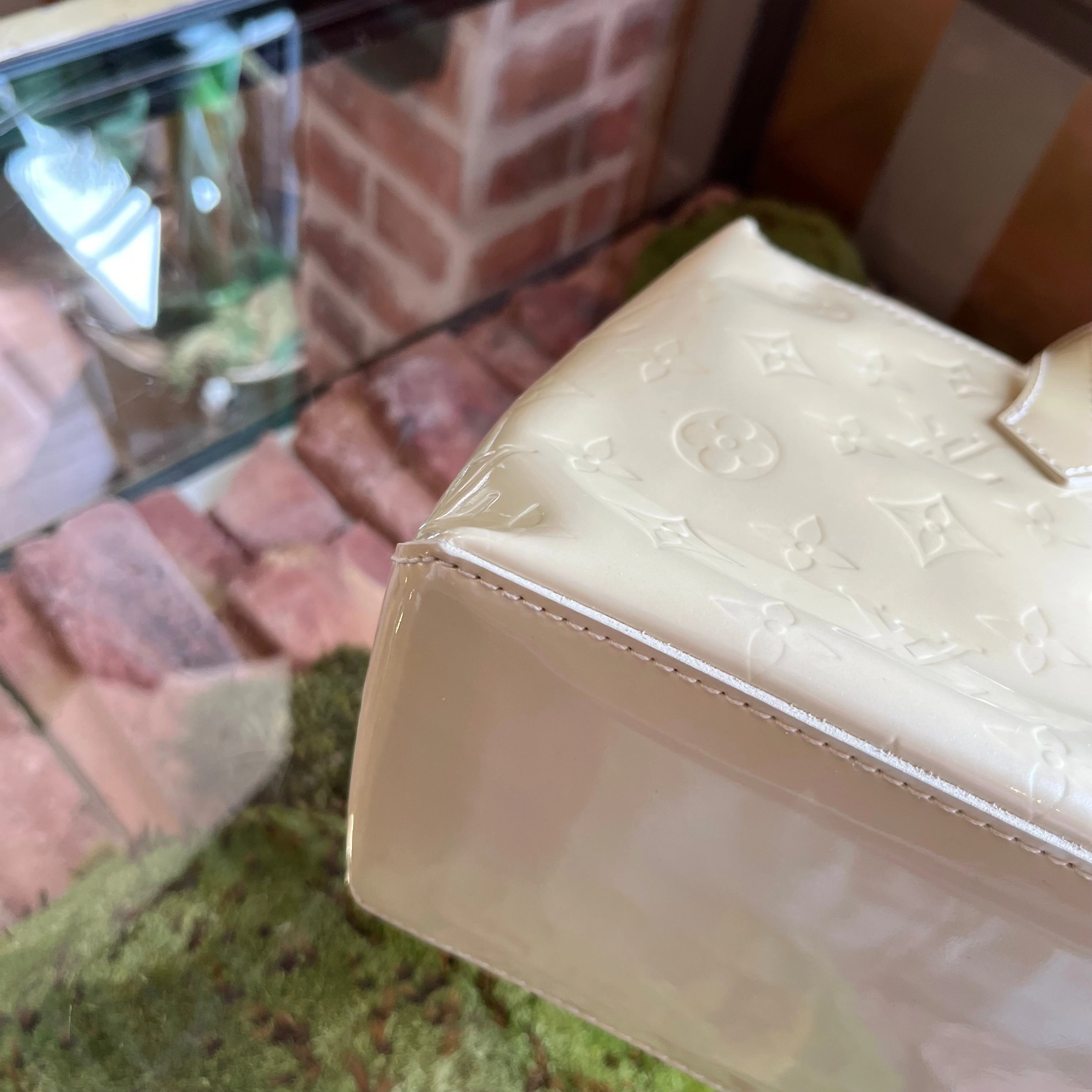 LOUIS VUITTON Wilshire Ivory Vernis PM Tote
