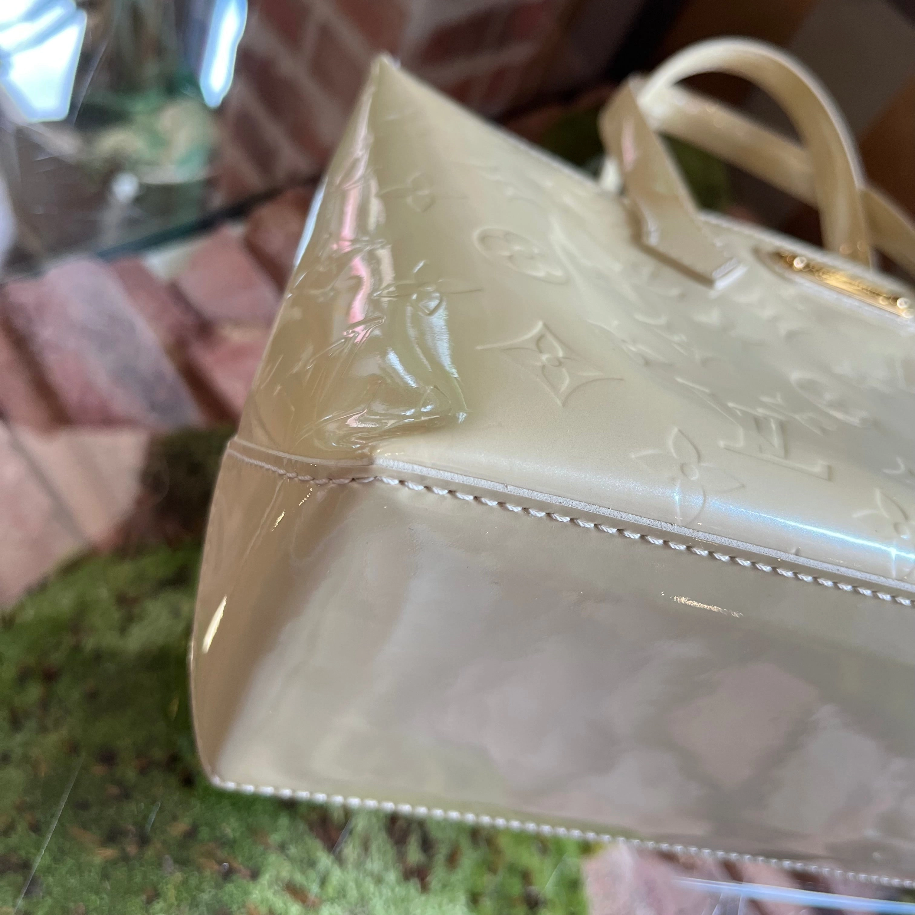LOUIS VUITTON Wilshire Ivory Vernis PM Tote